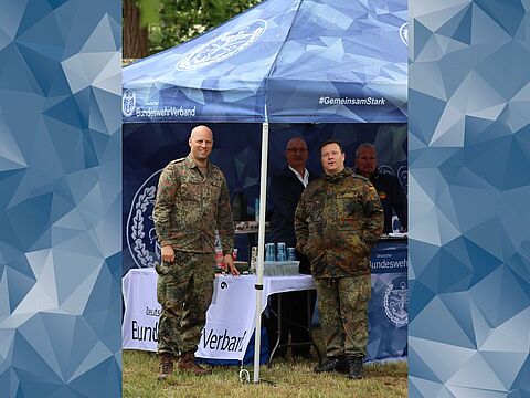 Im Vordergrund Volker Dickhut (von links) mit dem Kommandeur Oberst Thomas Geßner. Foto: DBwV