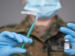 Seit Ende Dezember impft Deutschland gegen COVID-19 – zunächst Risikogruppen und Menschen, die mit solchen zu tun haben. Für die meisten Angehörigen der Bundeswehr werden voraussichtlich im Frühsommer die Impfungen beginnen. Foto: Bundeswehr/Markus Dittrich