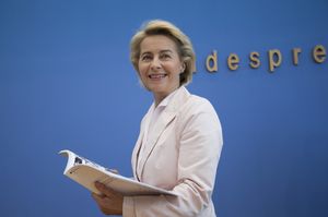 Verteidigungsministerin Ursula von der Leyen bei der Präsentation des neuen Weißbuchs Foto: Bundeswehr