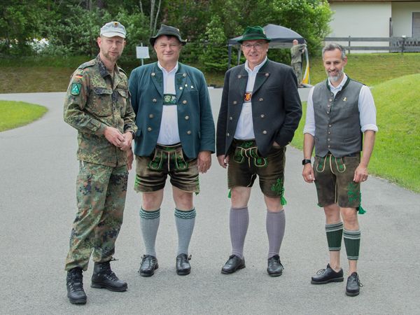 Die Einladung vom Kommandeur der Gebirgs-/Winterkampfschule Oberstleutnant Eike Gudat (v.l.) zum Veteranentag folgten Landrat Anton Speer, Rudolph Haller und der Erste Bürgermeister Enrico Corongiu. Foto: Lutz Leibelt