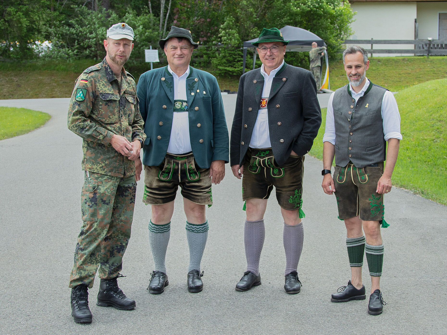 Die Einladung vom Kommandeur der Gebirgs-/Winterkampfschule Oberstleutnant Eike Gudat (v.l.) zum Veteranentag folgten Landrat Anton Speer, Rudolph Haller und der Erste Bürgermeister Enrico Corongiu. Foto: Lutz Leibelt