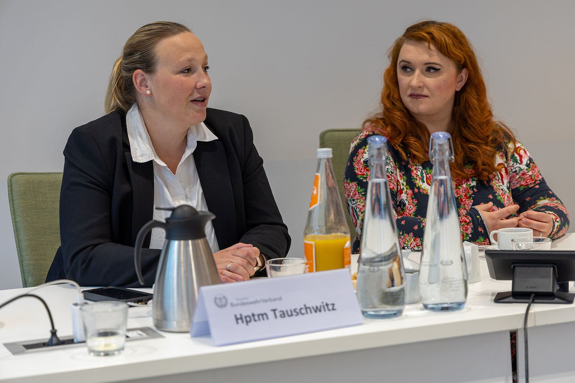 Vivian Tauschwitz (CDU, links) und Agnieszka Brugger (Bündnis 90/Die Grüne) diskutierten mit den Teilnehmerinnen. Foto: DBwV/Sarina Flachsmeier