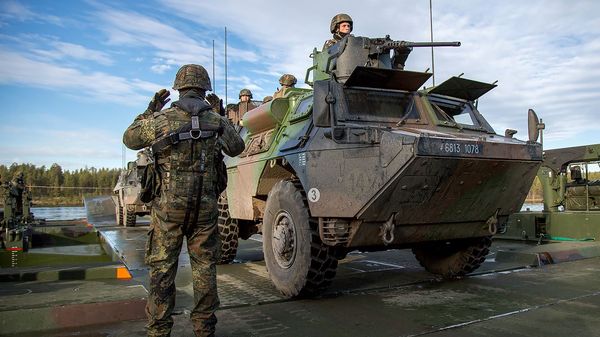 VAB-Transportpanzer der französischen Jägertruppe überqueren bei der Nato-Großübung Trident Juncture 2018 einen Fluss mit der Amphibie M3 der Schwimmbrückenkompanie des Pionierbataillons 901 aus Minden. Mit dem Vertrag von Aachen soll die militärische Kooperation beider Nationen verstärkt werden. Foto: Bundeswehr/Marco Dorow