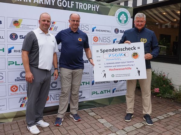 Zum Ende des Turniers: Robert Thiele, Frank Heidemann und Thomas Behr (v.l.) mit einem symbolischen Spendenscheck über 750 Euro für die Soldaten und Veteranen Stiftung. Foto: DBwV/Kruse