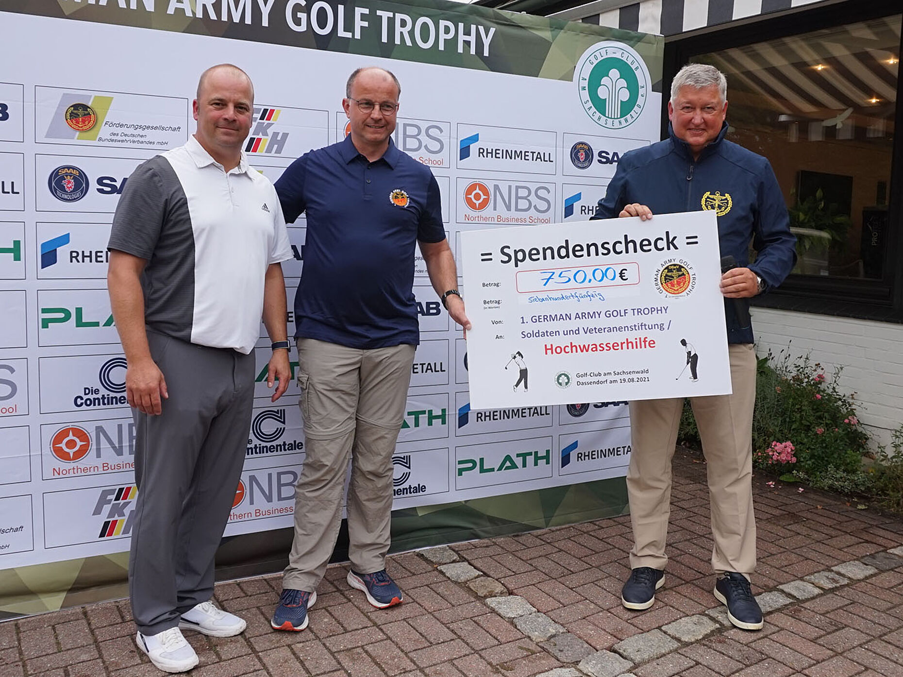 Zum Ende des Turniers: Robert Thiele, Frank Heidemann und Thomas Behr (v.l.) mit einem symbolischen Spendenscheck über 750 Euro für die Soldaten und Veteranen Stiftung. Foto: DBwV/Kruse