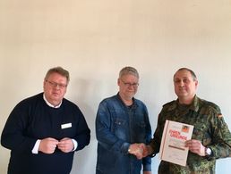 Vorsitzender TruKa AusbZInf, Oberstabsfeldwebel Peter Schmid, dankt dem zivilen Beschäftigten Günter Schulz mit der Verdienstnadel in Bronze gemeinsam mit dem Vorsitzenden der StoKa Hammelburg, Oberstabsfeldwebel a.D. Ewald Krampf (v.r.) Foto: DBwV