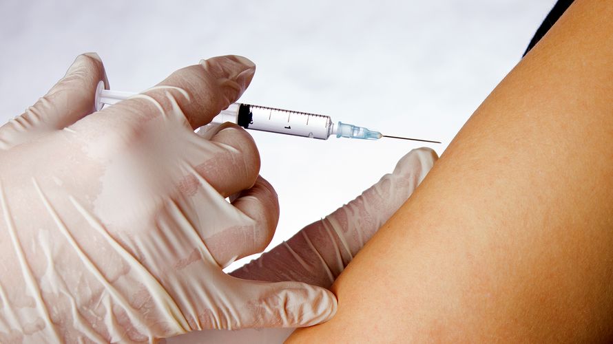 In der ersten Phase können sich voraussichtlich vorrangig Risikogruppen und medizinisches Fachpersonal impfen lassen. Foto: Stockfoto