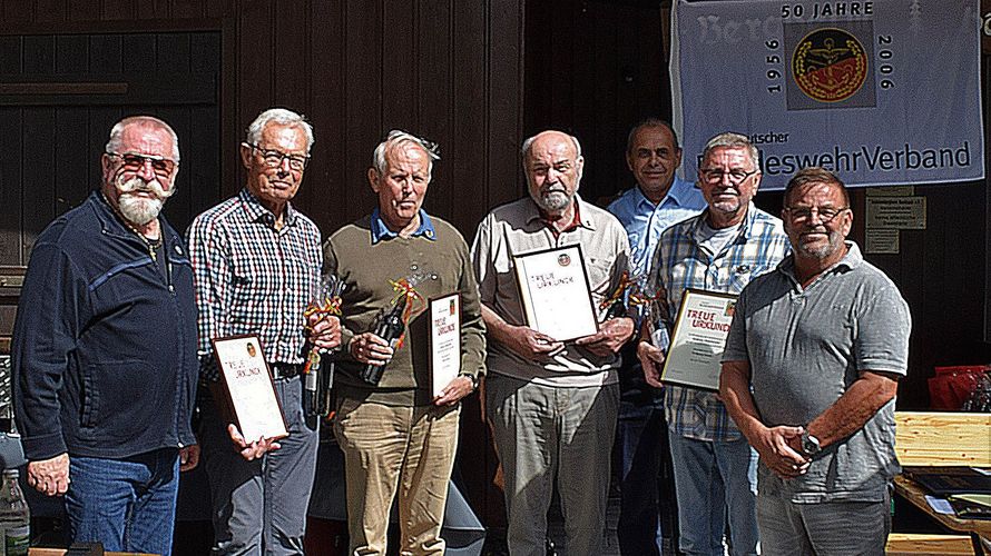 Treue Mitglieder im DBwV KERH-Achern (v.l.): Hans Denk, Gerhard Höll, Manfred Decker, Franz Krisam, Bezirksvorsitzender Matthias Schneider, Wolfgang Klauke und Vorsitzender Helmut Schäfer. Foto: DBwV