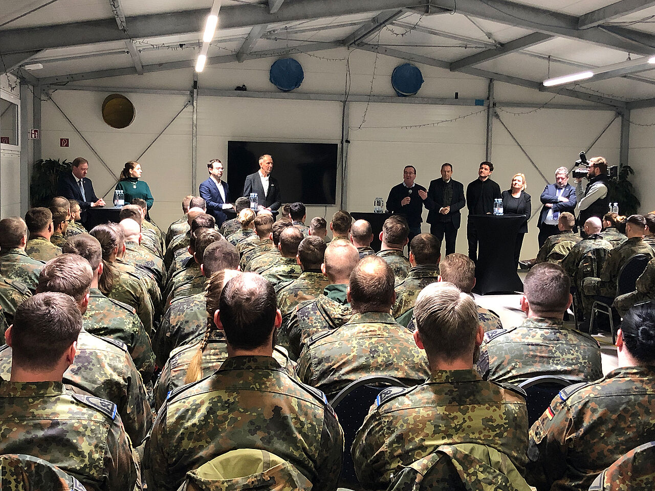 Der Verteidigungsminister und Verteidigungspolitiker mit deutschen Soldaten in Rukla. Foto: DBwV/Philipp Kohlhöfer