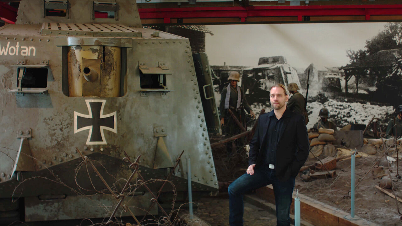 Museumsleiter Ralf Raths mit dem Nachbau des "A7V" im Deutschen Panzermuseum Munster Foto: Deutsches Panzermuseum