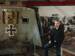 Museumsleiter Ralf Raths mit dem Nachbau des "A7V" im Deutschen Panzermuseum Munster Foto: Deutsches Panzermuseum