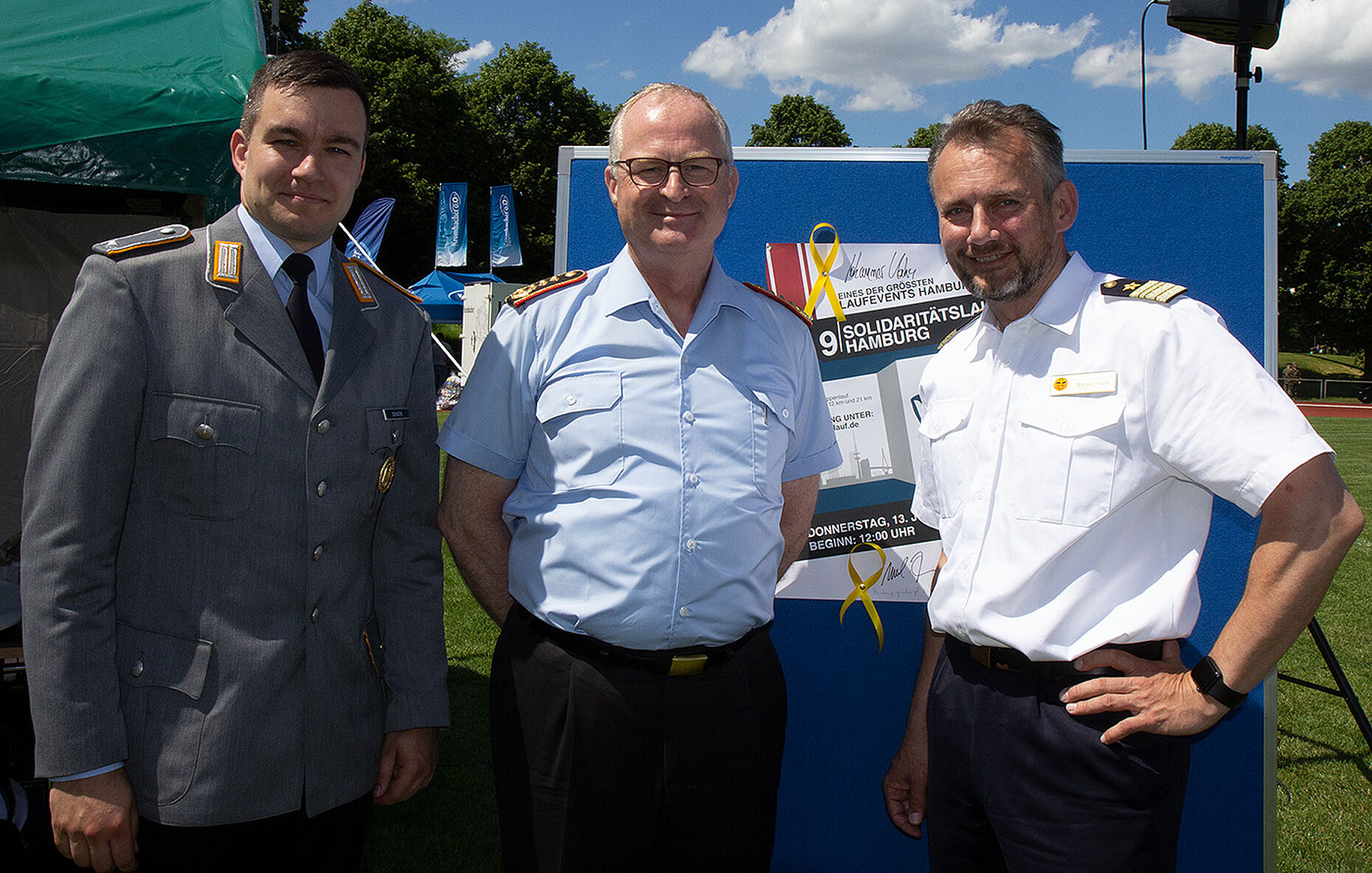 Hoher Besuch: Leutnant Jan-Philipp Schuster (l.), Leiter des Organisationsteam, und Fregattenkapitän Marco Thiele (r.) mit Generalinspekteur Eberhard Zorn. Foto: DBwV/Vieth