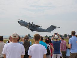 Zum Greifen nah: Zuschauer beobachten einen startenden A400M in Wunstorf Foto: DBwV/Hepner