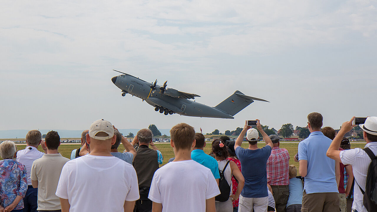 Zum Greifen nah: Zuschauer beobachten einen startenden A400M in Wunstorf Foto: DBwV/Hepner