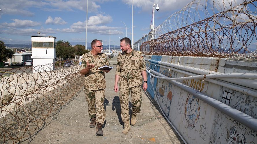 Beim Rundgang im deutschen UN-Stützpunkt Limassol: Der Kontingentführer Fregattenkapitän Sönke Brix (l.) und Fregattenkapitän Marco Thiele. Foto: DBwV/Bombeke