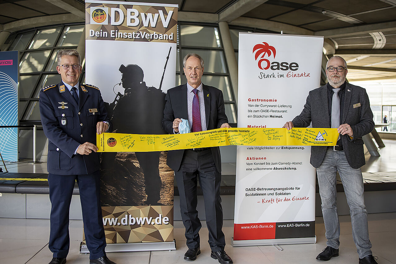 Eberhard Brecht (M., SPD) mit Hauptmann Andreas Steinmetz und Henning Klausing. Foto: DBwV/Yann Bombeke