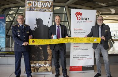 Eberhard Brecht (M., SPD) mit Hauptmann Andreas Steinmetz und Henning Klausing. Foto: DBwV/Yann Bombeke