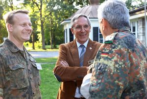 Unter den Teilnehmern: StoKa-Vorsitzender Hauptmann Steffen Klar, hier im Gespräch mit Landesvorsitzendem Gerhard Stärk. Foto: Landeskommando Bayern