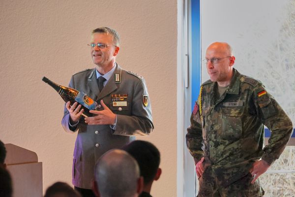 StoKa-Vorsitzender Oberstabsfeldwebel Heiko Steng bedankte sich bei Oberst André Wüstner. Foto: Reinhold Wolpert