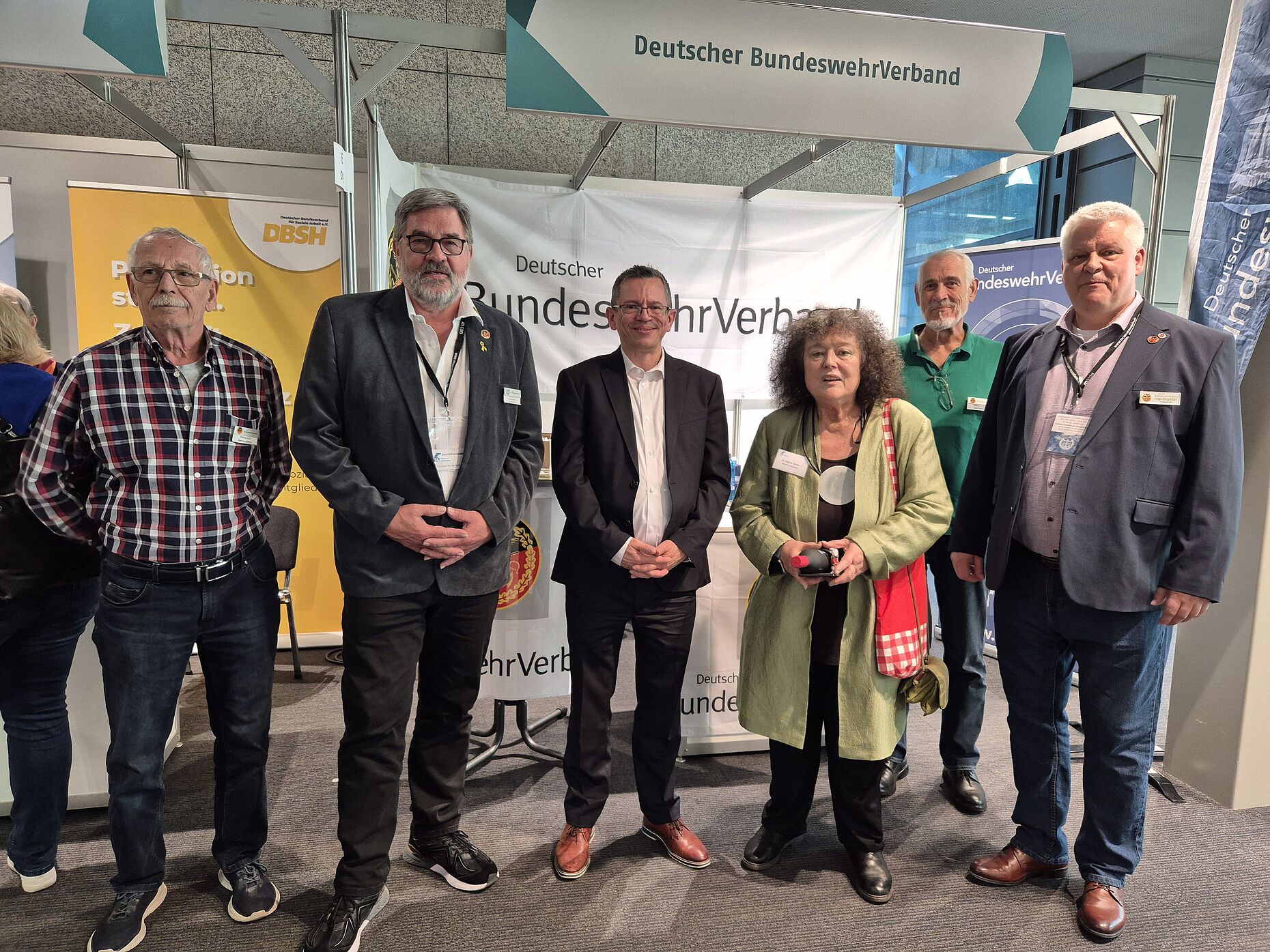 Auch der Stellvertreter des Bundesvorsitzenden, Stabsfeldwebel a.D. Thomas Schwappacher (3.v.l.), besuchte den Seniorentag. Dort traf er auch die BAGSO-Vorsitzende Dr. Regina Görner, die bei ihrem Messerundgang einen Stopp beim DBwV einlegte. Am Stand waren zudem Oberstabsfeldwebel a.D. Werner Böhm (l.) und Stabsbootsmann a.D. Axel Schiel (2.v.r.) von der sKERH Rhein-Neckar sowie der Vorsitzende ERH, Hauptmann a.D. Ingo Zergiebel (r.), und sein Stellvertreter, Hauptmann a.D. und Stabshauptmann d.R. Ernst Wendland, für die Besucher da. Foto: DBwV