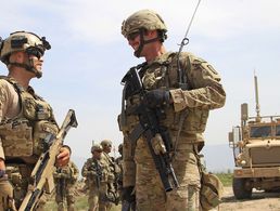 Seit vielen Jahren gemeinsam in Afghanistan im Einsatz: Deutsche und US-amerikanische Soldaten. Die Kehrtwende der neuen Administration in Washington bringt die Bundeswehr allerdings in Gefahr. Foto: Bundeswehr/Andrea Bienert