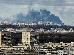 Kiew am Sonntagmorgen: Am Horizont sind Rauchwolken zu sehen. Die Gefechte im Land gehen unvermindert weiter. Foto: picture alliance / Photoshot 