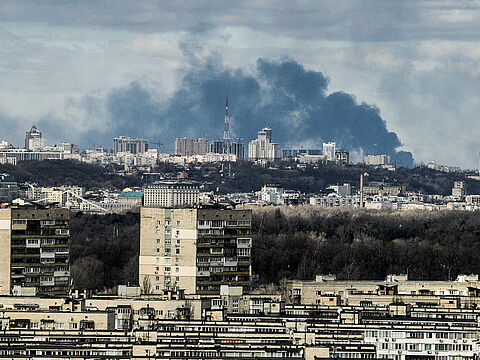 Kiew am Sonntagmorgen: Am Horizont sind Rauchwolken zu sehen. Die Gefechte im Land gehen unvermindert weiter. Foto: picture alliance / Photoshot 