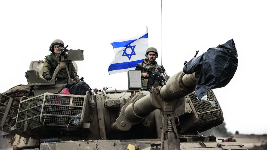 Israelische Soldaten auf einer Panzerhaubitze nahe der Grenze zum Gazastreifen. Innerhalb von nur 48 Stunden wurden 300.000 israelische Reservisten mobilisiert. Foto: picture alliance/AA/Mostafa Alkharouf
