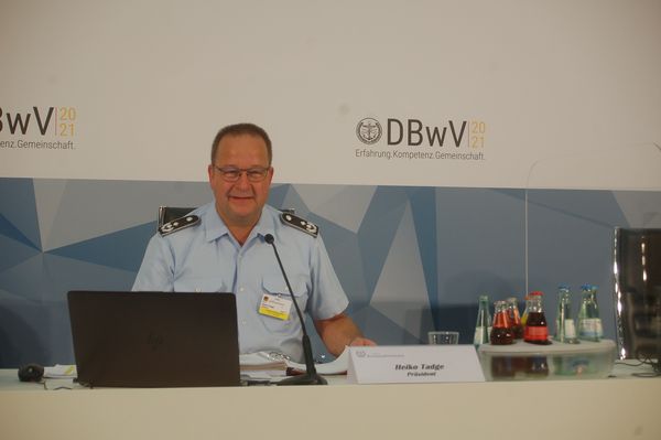Tagungspräsident Heiko Tadge sorgt für den straffen Ablauf im Plenum. Foto: DBwV/Johann Fritsch