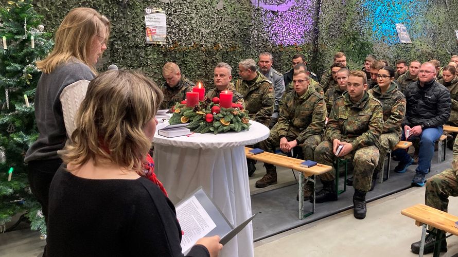 Bildunterschrift: Gemeinsam mit der evangelischen und katholischen Militärseelsorge gestaltete die TruKa der Ernst-Moritz-Arndt Kaserne in Hagenow auch in diesem Jahr wieder einen festlichen Adventsnachmittag. Foto: Walter Trump