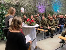 Bildunterschrift: Gemeinsam mit der evangelischen und katholischen Militärseelsorge gestaltete die TruKa der Ernst-Moritz-Arndt Kaserne in Hagenow auch in diesem Jahr wieder einen festlichen Adventsnachmittag. Foto: Walter Trump