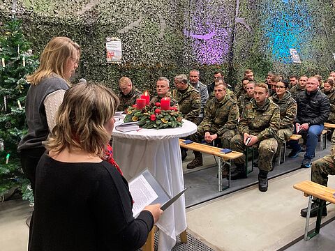 Bildunterschrift: Gemeinsam mit der evangelischen und katholischen Militärseelsorge gestaltete die TruKa der Ernst-Moritz-Arndt Kaserne in Hagenow auch in diesem Jahr wieder einen festlichen Adventsnachmittag. Foto: Walter Trump