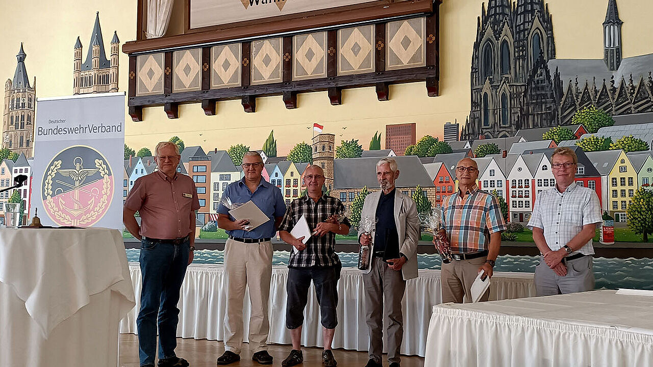 Jubilare der KERH Köln-Porz-Wahn: Oberstleutnant a.D. Andreas Gross, Stabsfeldwebel a.D. Dirk Wagener, Oberstleutnant a.D Hans Bundszus und Oberstabsfeldwebel a.D. Michael Scheuren (v.l)  Foto: Wiegelmann
