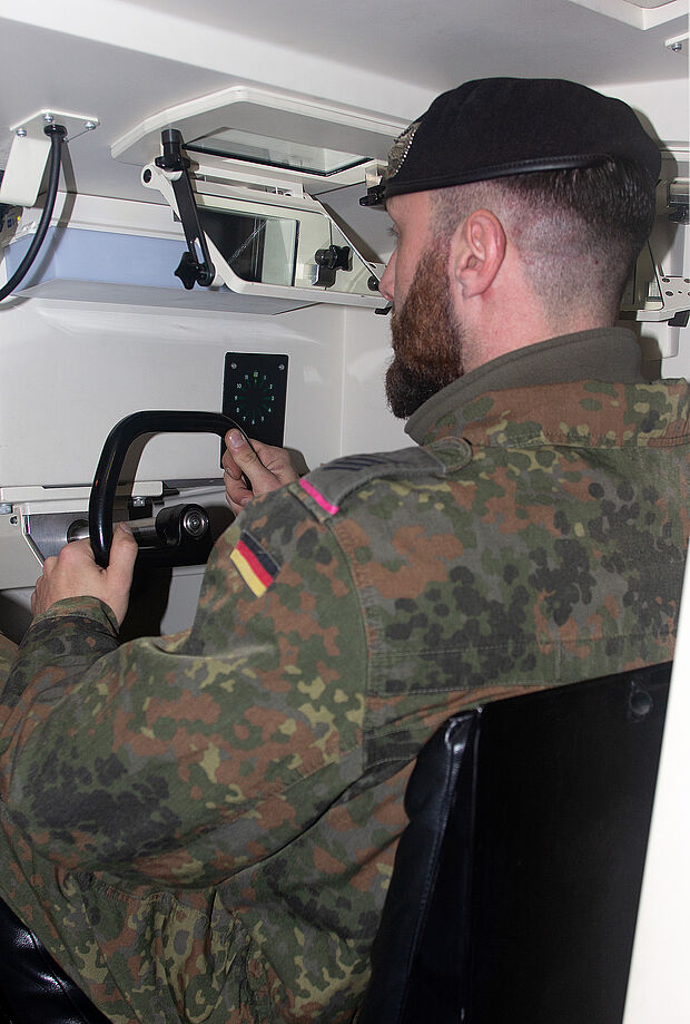Wenig Platz: Auch der Panzerfahrer muss hat wenig Bewegungsfreiheit. Foto: DBwV/Vieth