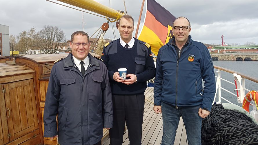 Auf der Gorch Fock: Christian Sperling, Andreas-Peter Graf von Kielmansegg und Dirk Sommer (v.l.n.r.). Foto: Landesverband Nord