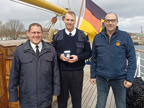 Auf der Gorch Fock: Christian Sperling, Andreas-Peter Graf von Kielmansegg und Dirk Sommer (v.l.n.r.). Foto: Landesverband Nord