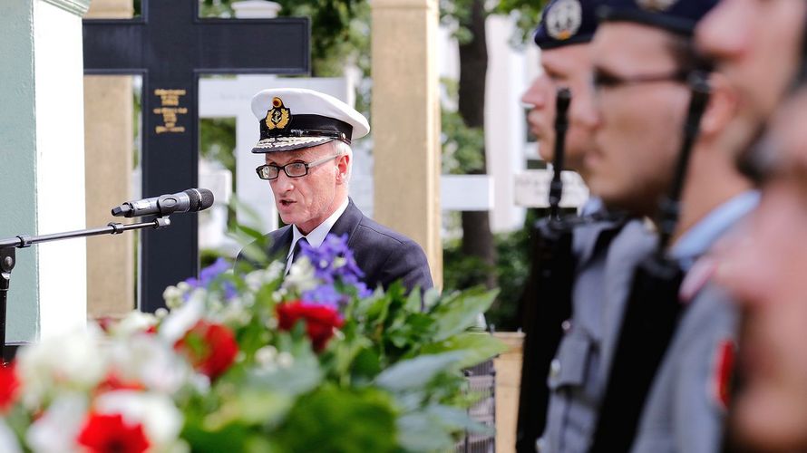 Hebt die Vorbildfunktion Witzlebens hervor: Vizeadmiral Joachim Rühle, stellvertretender Generalinspekteur, spricht auf der Gedenkveranstaltung für den Widerstandskämpfer Erwin von Witzleben. Foto: DBwV/Schmidt 