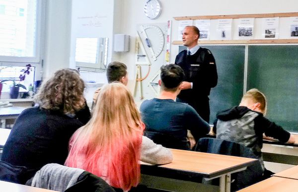 Jugendoffizier Hauptmann Alexander Baumgärtner bei einem Vortrag an einer Schule in Schwedt/Oder. Foto: DBwV/Kruse