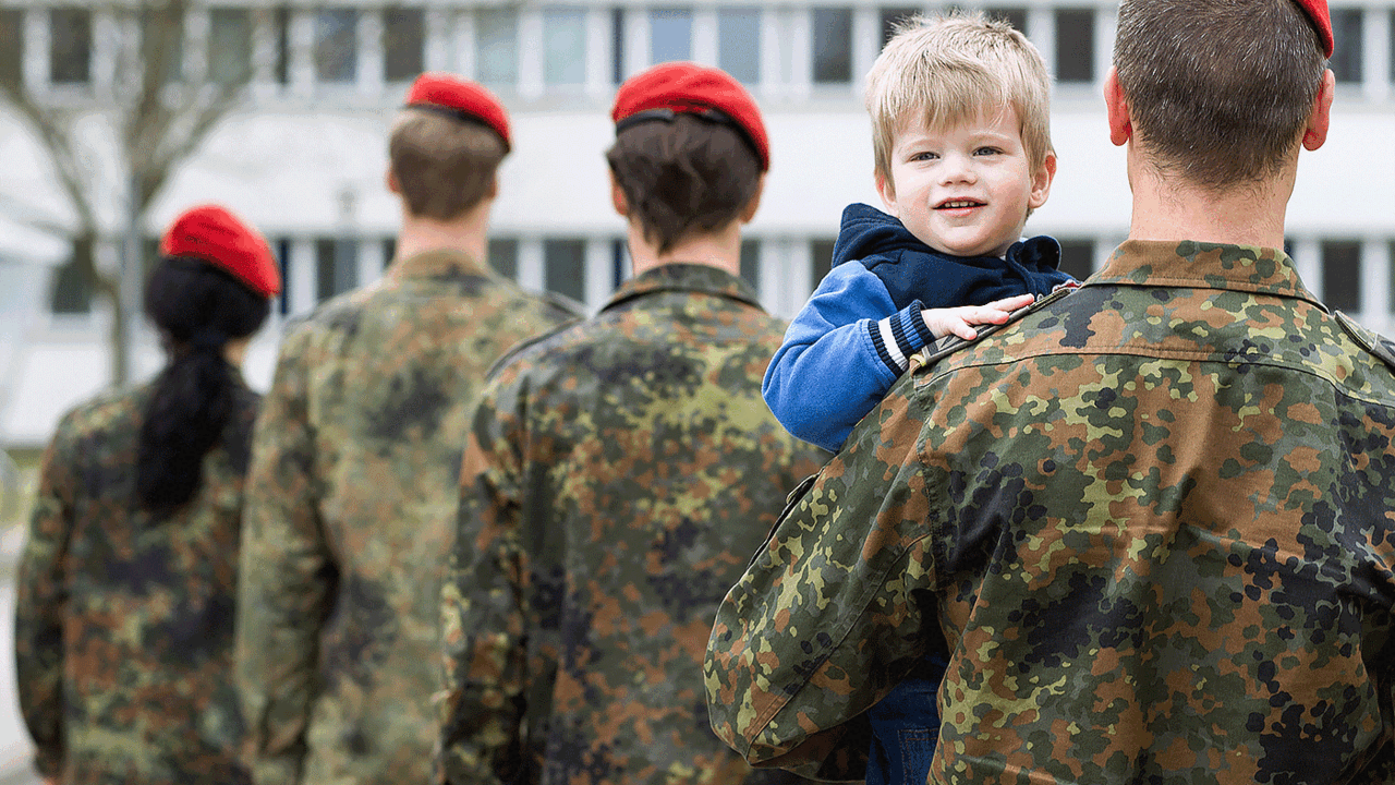 Kindernotbetreuung für Angehörige der Bundeswehr? Das hängt vom Bundesland ab: Nur in sieben Ländern werden Bundeswehrangehörige unter bestimmten Voraussetzungen als systemrelevantes Personal defniert. Foto: Bundeswehr/Neumann