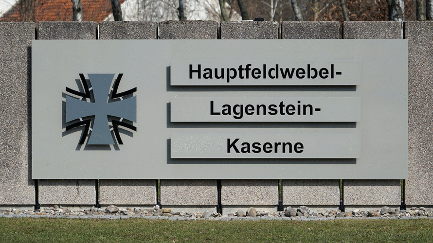 Das Schild am Eingang der Hauptfeldwebel-Lagenstein-Kaserne in Hannover. Foto: Tim Rademacher
