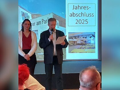 Einen Rückblick auf das abgelaufene Jahr, aber auch einen Ausblick auf die geplanten Aktivitäten im Jahr 2026 gaben die Vorsitzenden der KERH, Major a. D: Frank Geißler und Regina Lenz. Foto: Bernd Intenmann