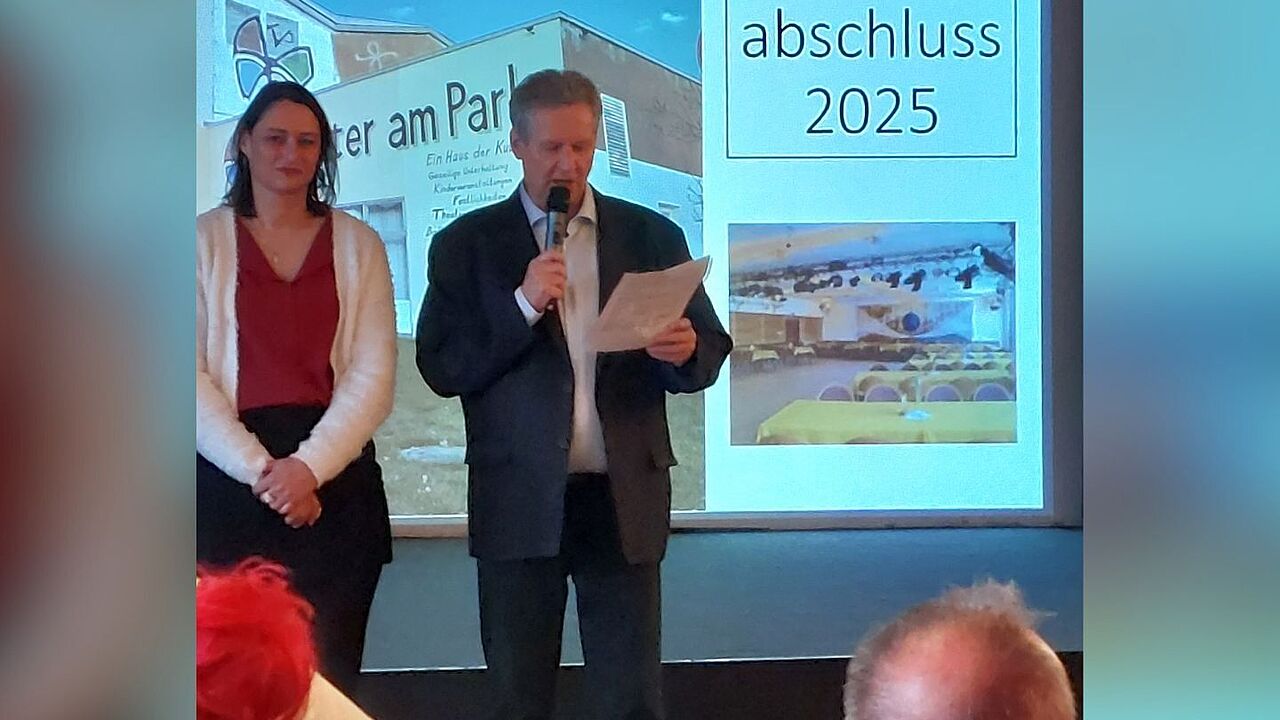 Einen Rückblick auf das abgelaufene Jahr, aber auch einen Ausblick auf die geplanten Aktivitäten im Jahr 2026 gaben die Vorsitzenden der KERH, Major a. D: Frank Geißler und Regina Lenz. Foto: Bernd Intenmann