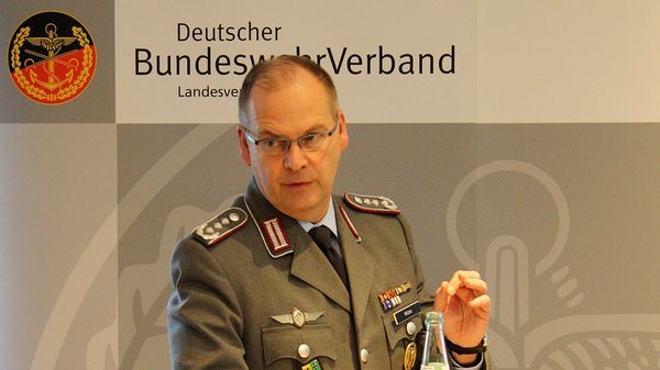 Oberst i.G. Müller erläuterte die Personalentwicklung in seinem Vortrag Foto: DBwV LV West