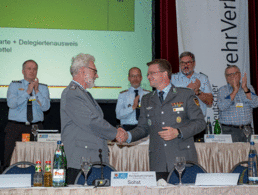 Oberstleutnant a.D. Thomas Sohst und der DBwV-Bundesvorsitzende Oberstleutnant André Wüstner (r.) bei der Landesversammlung West im vergangenen Jahr. Foto: DBwV/Yann Bombeke