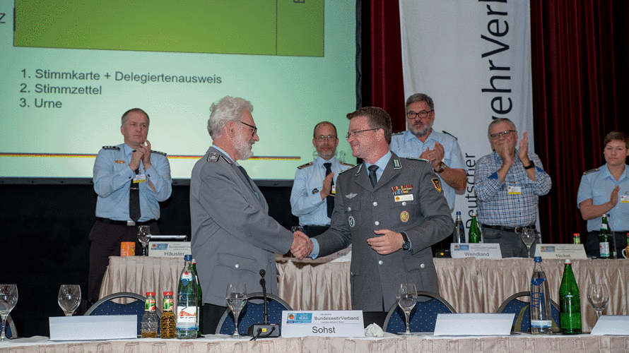 Oberstleutnant a.D. Thomas Sohst und der DBwV-Bundesvorsitzende Oberstleutnant André Wüstner (r.) bei der Landesversammlung West im vergangenen Jahr. Foto: DBwV/Yann Bombeke