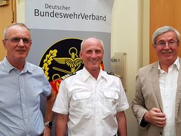 Vizeadmiral Joachim Rühle mit Albrecht Kiesner und Armin Komander auf einer Arbeitstagung des DBwV zur neuen Strategie der Reserve. Foto: DBwV