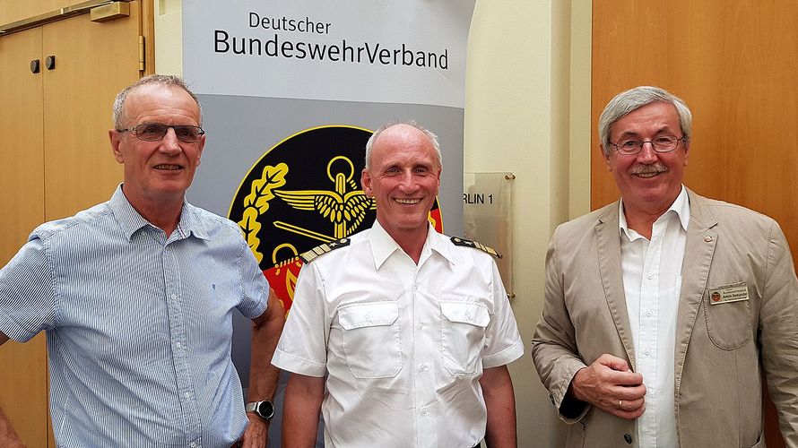 Vizeadmiral Joachim Rühle mit Albrecht Kiesner und Armin Komander auf einer Arbeitstagung des DBwV zur neuen Strategie der Reserve. Foto: DBwV