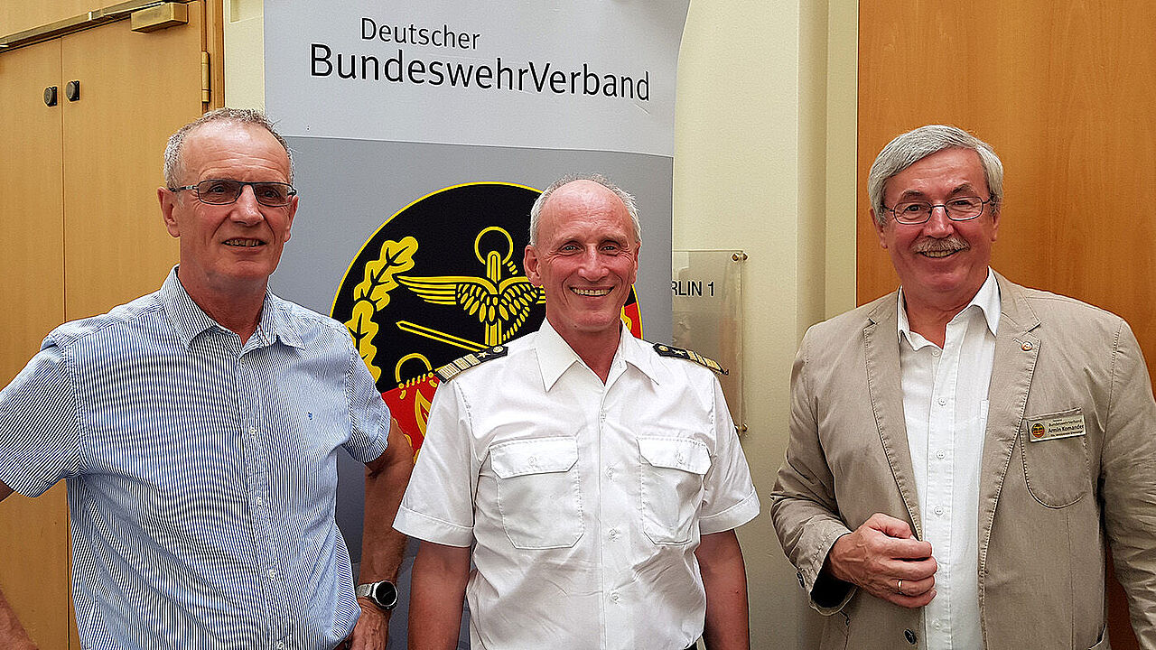 Vizeadmiral Joachim Rühle mit Albrecht Kiesner und Armin Komander auf einer Arbeitstagung des DBwV zur neuen Strategie der Reserve. Foto: DBwV