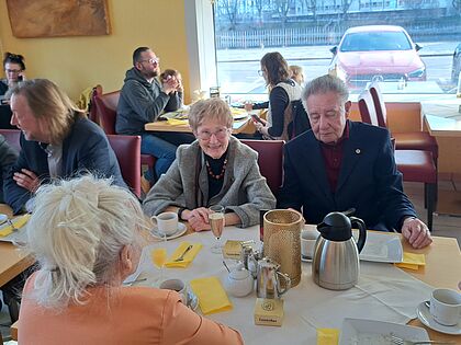 Den Familientag der KERH Mitte von Berlin, nutzte der Ehrenvorsitzende der KERH, Oberstleutnant a. D. Karl-Heinz Jeske, um sich und seine Frau von den Mitgliedern der Kameradschaft zu verabschieden. Foto: Burkhardt Kühnapfel