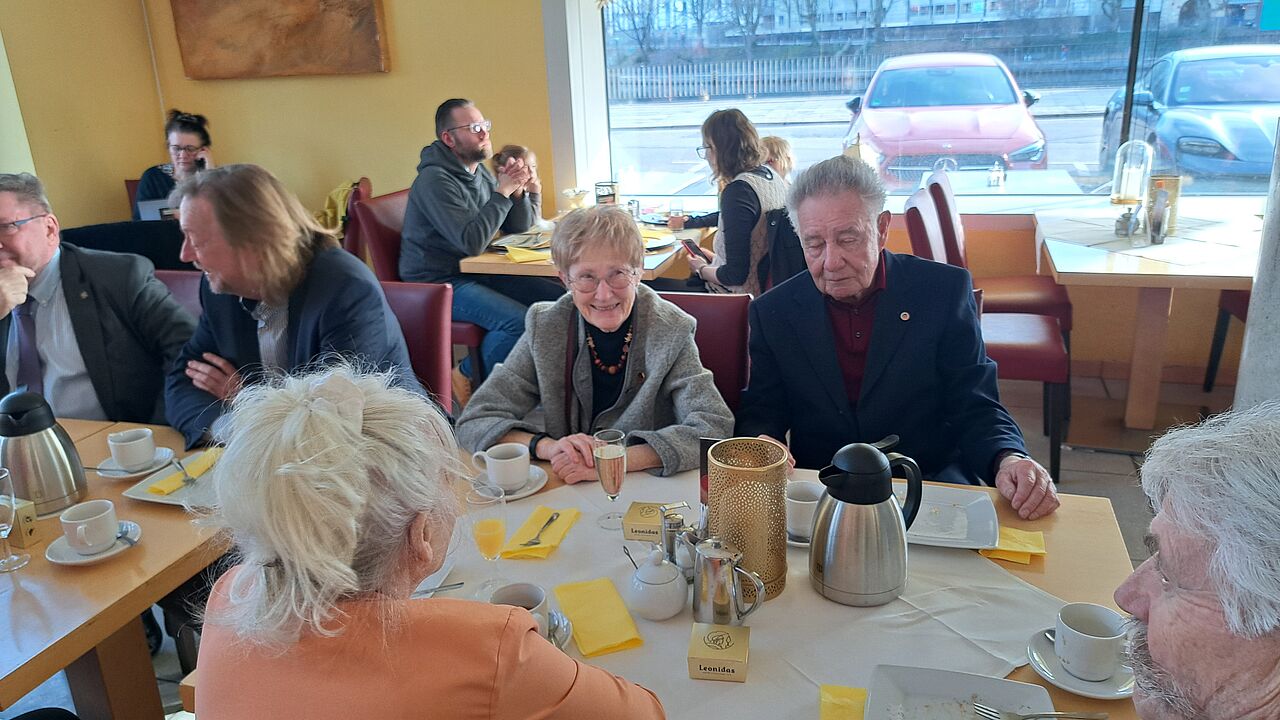 Den Familientag der KERH Mitte von Berlin, nutzte der Ehrenvorsitzende der KERH, Oberstleutnant a. D. Karl-Heinz Jeske, um sich und seine Frau von den Mitgliedern der Kameradschaft zu verabschieden. Foto: Burkhardt Kühnapfel
